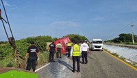La volcadura de un autobús turístico en Oaxaca dejó una mujer sin vida y varios heridos; autoridades investigan el accidente.