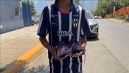 El chico, de nombre Steven, recibió los zapatos de fútbol por parte del jugador del Monterrey. | Felipe Galindo