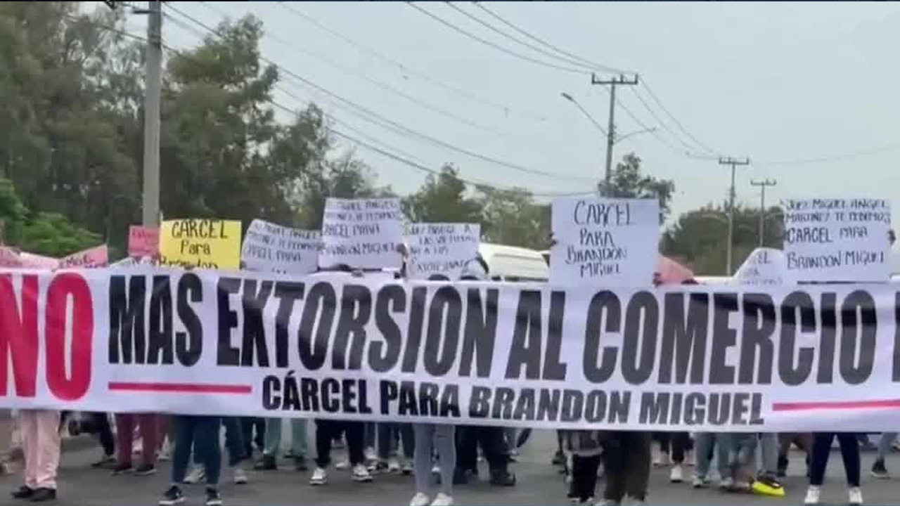 Comerciantes de Nezahualcóyotl protestaron para exigir prisión preventiva contra Brandon Miguel N, señalado como presunto líder de una red de extorsión.