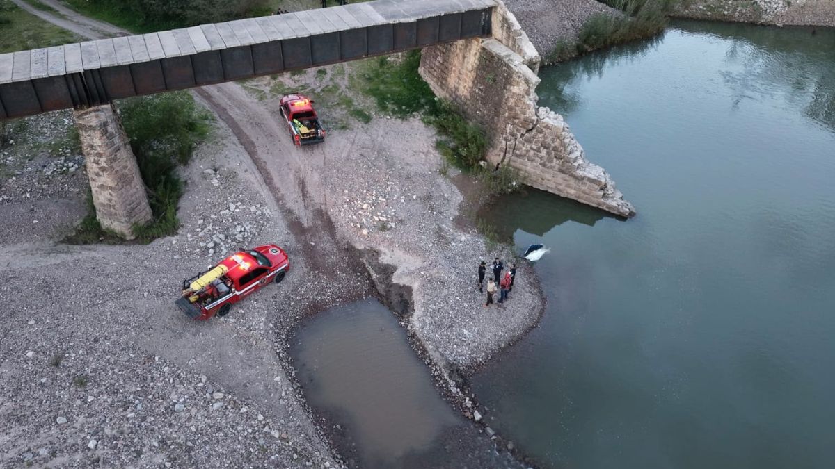 Cuerpos de rescate sacando el cuerpo de un soldado de la Sedena del Río Santiago.