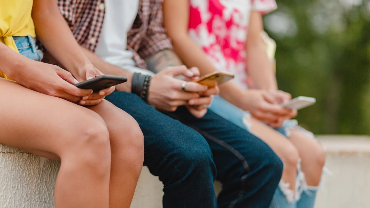 El uso constante del teléfono celular y las redes sociales forma parte de la rutina de muchos adolescentes.
