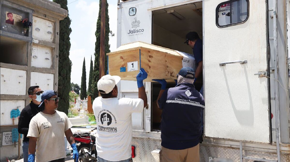 El IJCF y la Fiscalía de Jalisco inhumaron en el Panteón Guadalajara a siete personas identificadas que no pudieron ser reclamadas por sus familias.