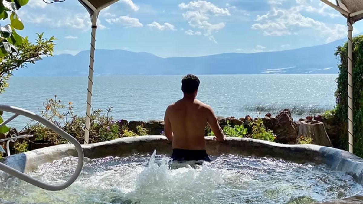 Jacuzzi con hombre en horizonte