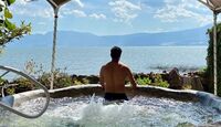 Jacuzzi con hombre en horizonte