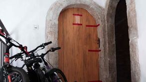 La policía francesa investiga por asesinato tras hallar los restos de cinco recién nacidos en la casa de una pareja en Orange, Francia. Conoce los detalles.