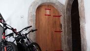 El domicilio quedó bajo resguardo de la Fiscalía local. | Foto: THIBAUD MORITZ / Agencia AFP