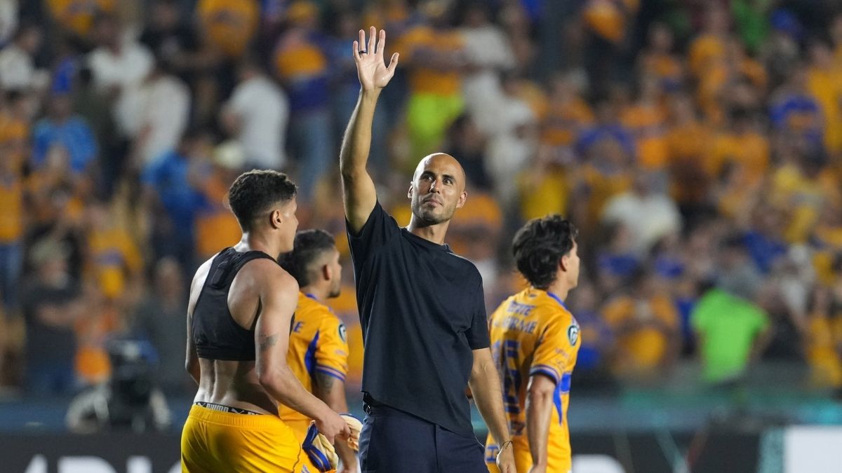 Así fueron ambos comunicados para anunciar la salida del técnico.