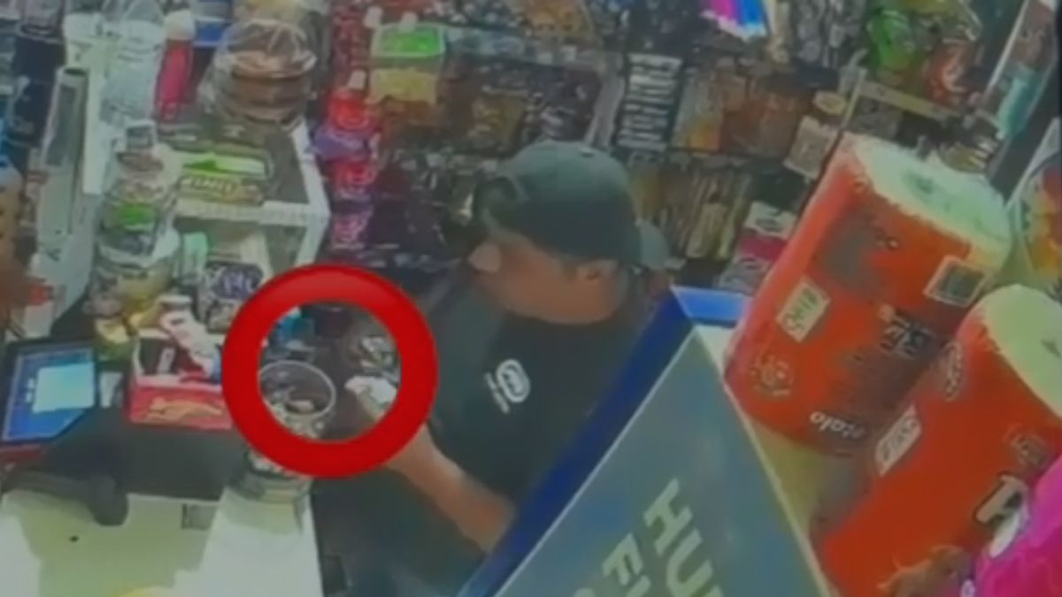 Un sujeto se apoderó de un teléfono celular que otro cliente había olvidado sobre el mostrador de una miscelánea.