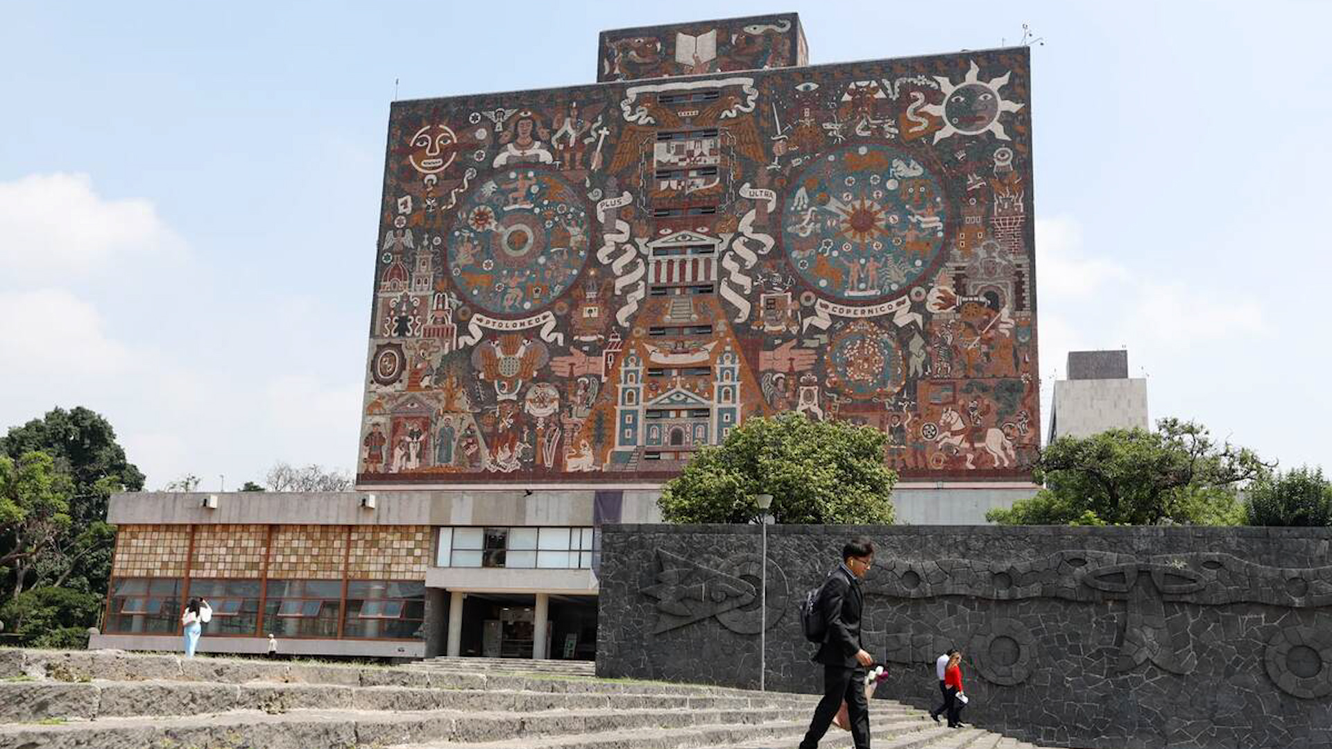UNAM invirtió 100 millones en seguridad para examen 2026, pero estudiantes usaron cámaras 360° e IA para hacer trampa.