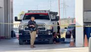 Cuando los familiares se percataron que el menor no estaba en el patio empezaron a buscarlo. Lo encontraron en el auto inconsciente.