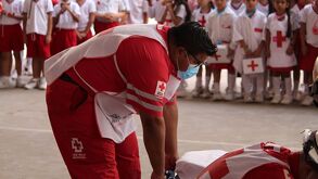 Paramédico enseñando primero auxilios en curso.
