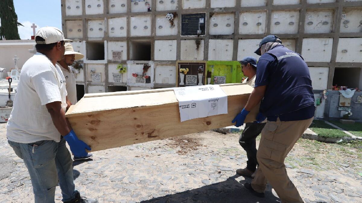 El IJCF y la Fiscalía de Jalisco inhumaron en el Panteón Guadalajara a siete personas identificadas que no pudieron ser reclamadas por sus familias.