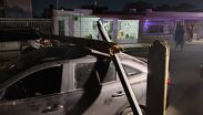 El impacto de la estructura fue de tal magnitud que uno de los postes cayó sobre un vehículo estacionado.