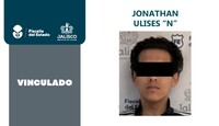 Ficha de vinculación a proceso de la Fiscalía de Jalisco con una foto de Jonathan Ulises N con los ojos censurados por un recuadro blanco