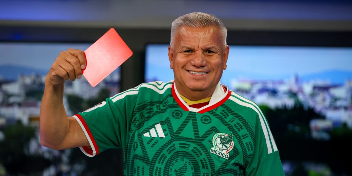 Conoce la historia de Jorge Estrada, el aficionado que se hizo viral por responder con tarjetas y baile a las agresiones de fans argentinos.