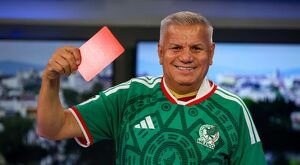 Conoce la historia de Jorge Estrada, el aficionado que se hizo viral por responder con tarjetas y baile a las agresiones de fans argentinos.