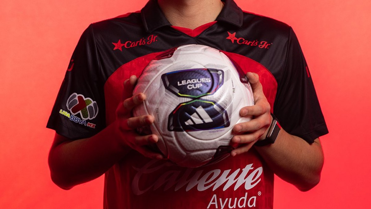 Gilberto Mora con el balón de la Leagues Cup.