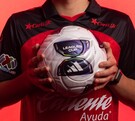 Gilberto Mora con el balón de la Leagues Cup.