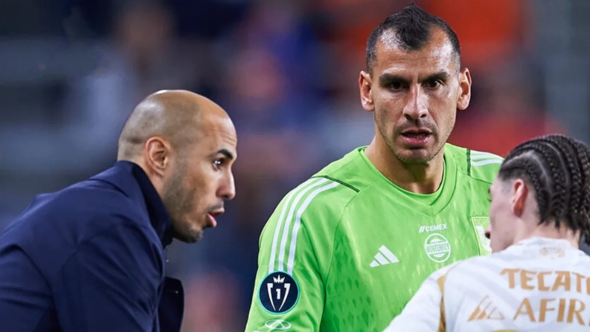 Nahuel Guzmán durante un partido de Leagues Cup recibiendo órdenes de Guido Pizarro en Tigres.