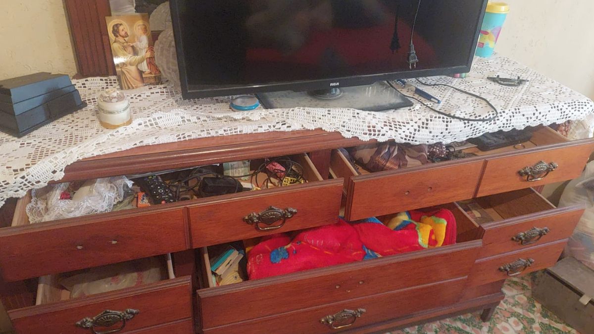 Para pasar desapercibida, la mujer fingió regar el frente de la vivienda, simulando ser una habitante más del lugar.