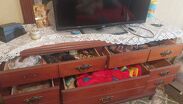 Para pasar desapercibida, la mujer fingió regar el frente de la vivienda, simulando ser una habitante más del lugar.