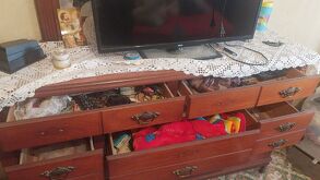 Mueble de una vivienda que fue saqueada por una mujer que fingió regar las plantas.