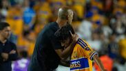 Pizarro festejando junto a Diego Sánchez el gol anotado por éste último. | Imago7