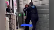 Policías de CdMx se golpean en estación del Metrobús en riña captada por usuarios