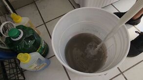 Agua sucia en bote