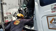 Rescatistas trabajaron por más de hora y media para liberar al operador atrapado en la cabina del tráiler. | Especial