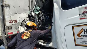 Accidente por alcance entre dos tráileres deja a un chofer prensado en el km 92 de la autopista a Laredo