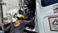 Accidente por alcance entre dos tráileres deja a un chofer prensado en el km 92 de la autopista a Laredo