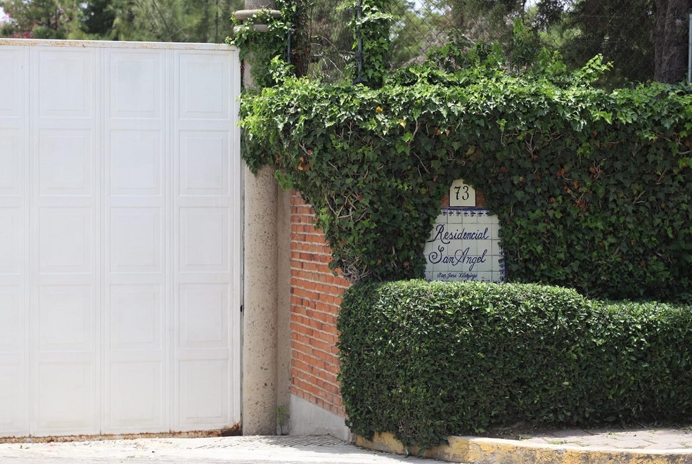 Fachada del fraccionamiento en Puebla donde presuntamente Mario Marín cumpliría prisión domiciliaria.