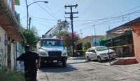 Vecinos de la colonia Independencia en Monterrey retienen a empleados de CFE
