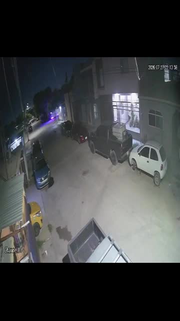 Un autobús de transporte público provocó la caída de dos postes de madera al quedar enganchado con el cableado urbano en Torreón.