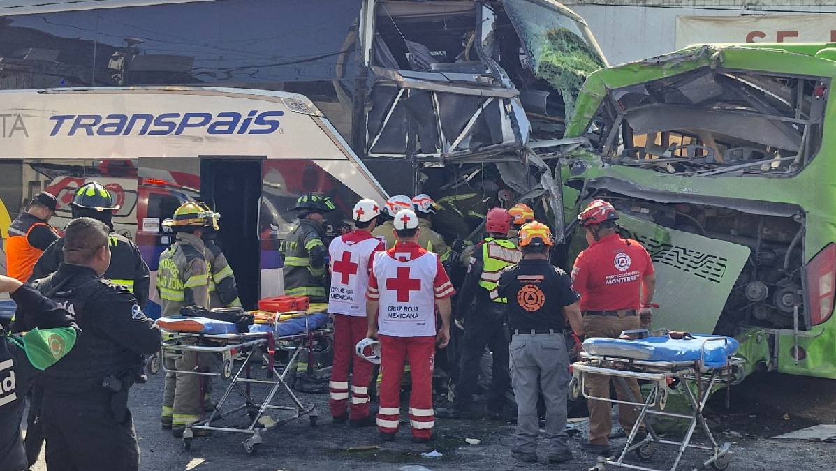 Choque de camiones en Centro de Monterrey.