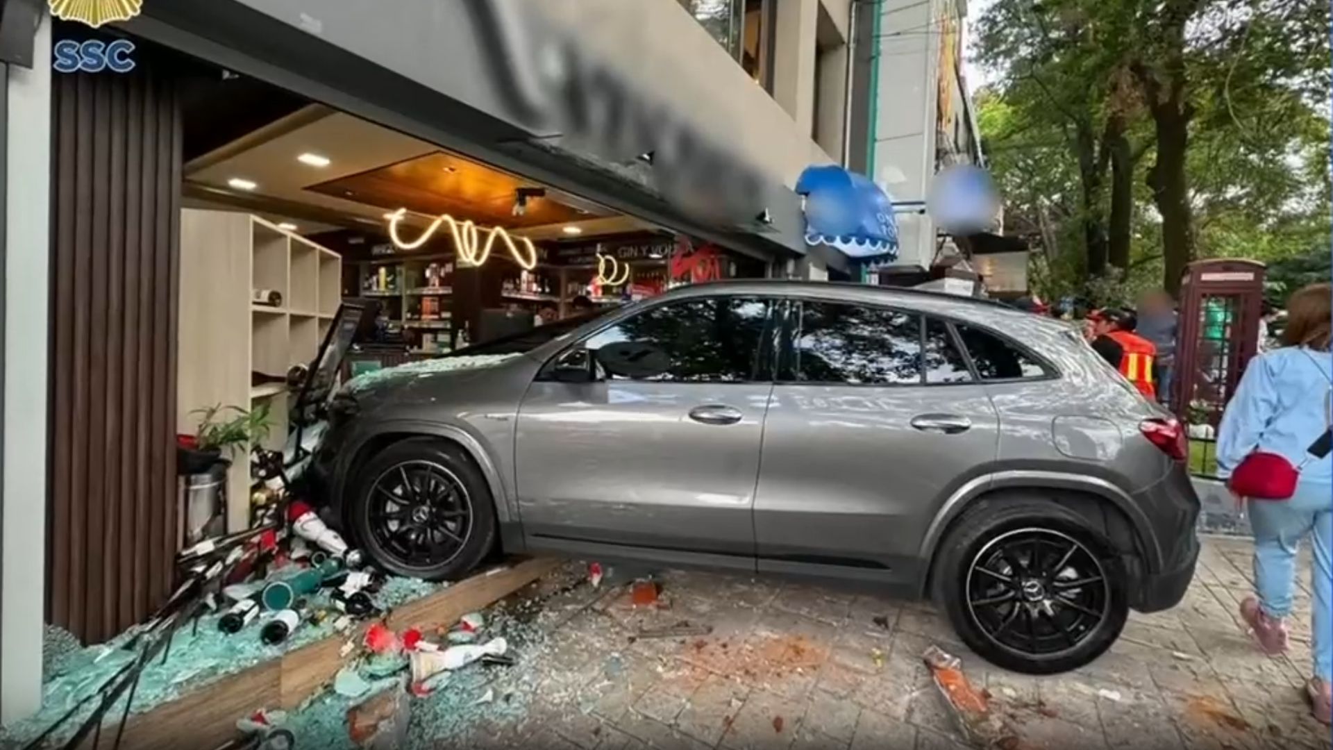 Accidente en tienda de vinos: Camioneta ingresa sin control en Lomas de Chapultepec. Joven de 31 años con golpes y crisis nerviosa.