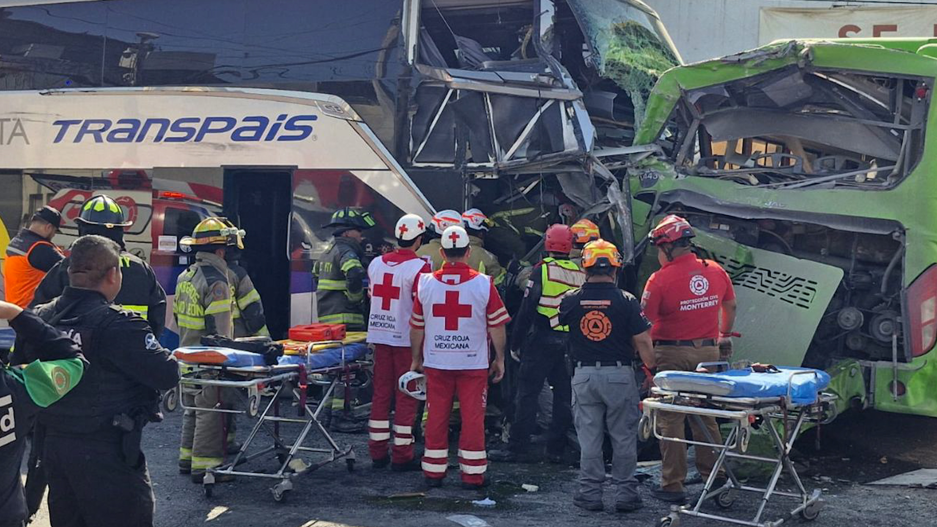 Juan Antonio Espinoza, chofer de 34 años, perdió pierna izquierda tras impacto de autobús Transpaís en Monterrey. Internado en hospital IMSS en estado delicado.