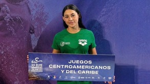 una joven atleta con una playera del equipo de natación mexicano en juegos centroamericanos