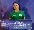 una joven atleta con una playera del equipo de natación mexicano en juegos centroamericanos