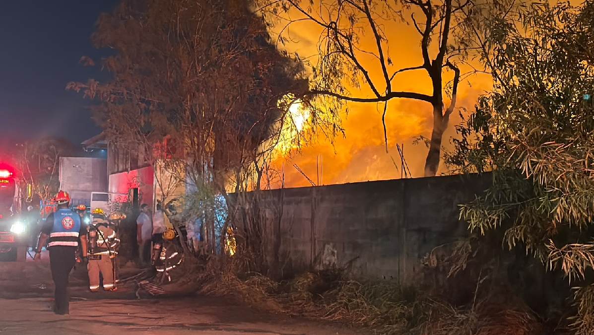Los bomberos tuvieron que forzar los portones para ingresar y comenzar las labores de combate al fuego.  | Miranda Arias