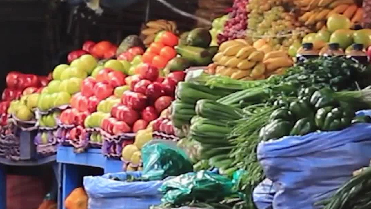 Entre el productor y el súper hay una cadena de intermediarios que encarece los alimentos más del 100%.