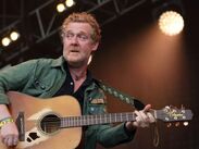 El cantautor Glen Hansard perdió la vida en un accidente de motocicleta; deja un legado marcado por la música, el cine y un premio Óscar.| AP