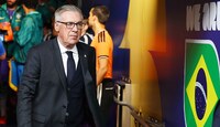 Carlo Ancelotti durante un partido del Mundial 2026 dirigiendo a la Selección de Brasil.