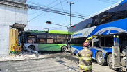 Chofer de 57 años queda prensado tras perder control de autobús en Monterrey