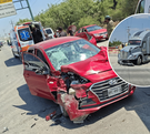 Cinco personas resultaron lesionadas tras un fuerte choque frontal entre un tráiler y un auto en la Carretera Monclova, a la altura de Escobedo.