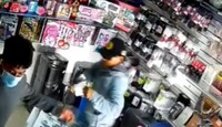 Hombres asaltando una tienda de celulares en Tehuacán.