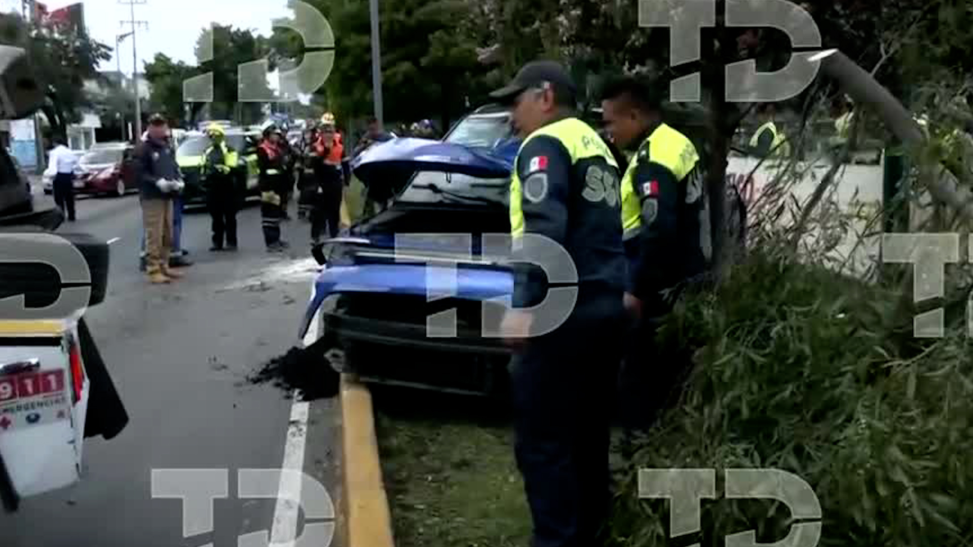 Volcadura en Tlalpan: conductor de 60 años se descompone y choca contra árbol. Auto en pérdida total, pero conductor salió ileso.