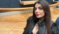 Karely Ruiz posando en sus vacaciones.