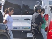 Detenidos denuncian falta de sillas de ruedas y ropa adecuada para las frías noches del desierto en California City.